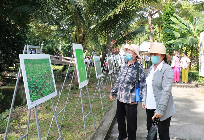 Người dân dự lễ giỗ cụ Phó bảng Nguyễn Sinh Sắc và tham quan triển lãm Người dân dự lễ giỗ cụ Phó bảng Nguyễn Sinh Sắc và tham quan triển lãm