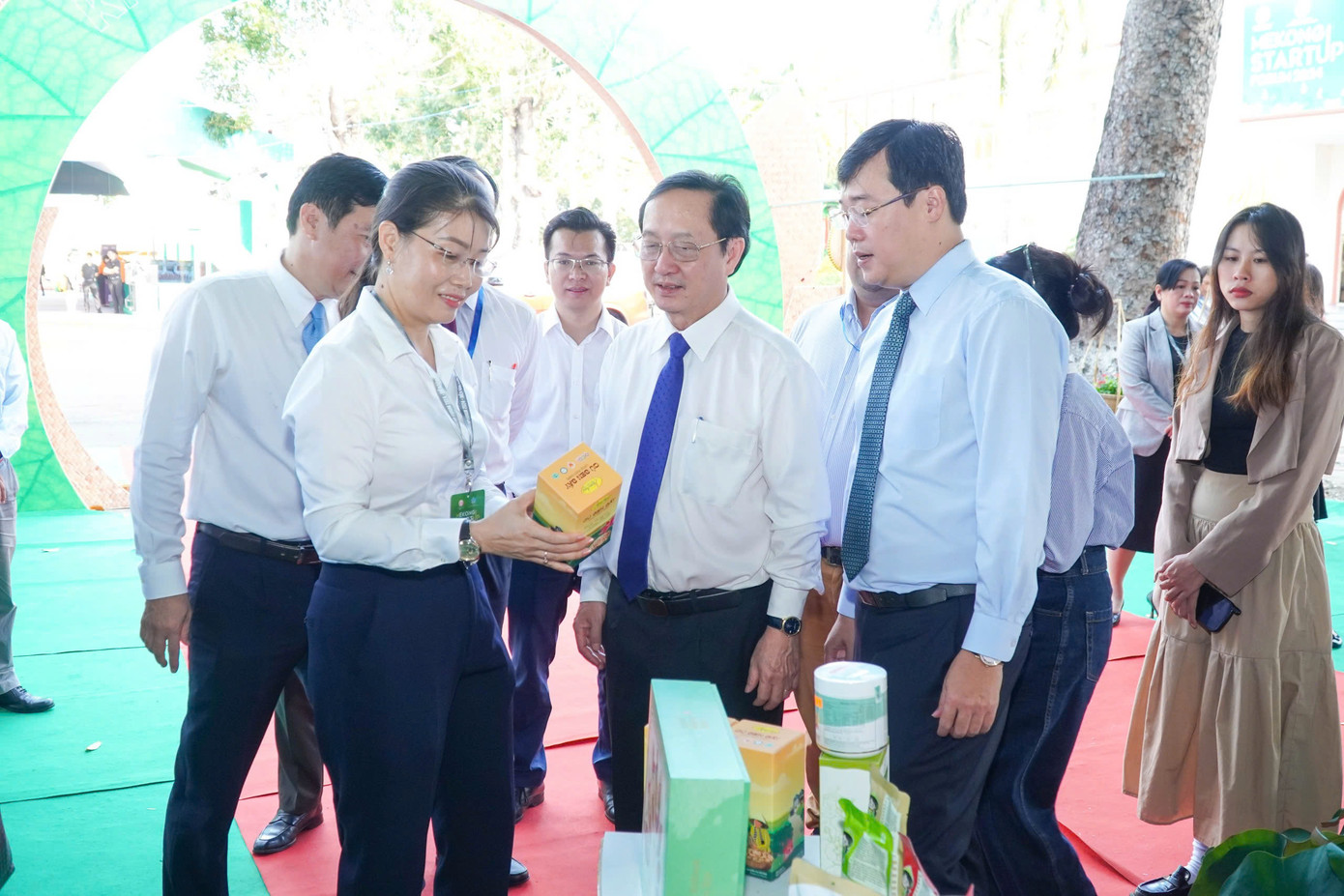 Lãnh đạo Bộ KH&CN và tỉnh Đồng Tháp tham quan sản phẩm thanh niên khởi nghiệp. Lãnh đạo Bộ KH&CN và tỉnh Đồng Tháp tham quan sản phẩm thanh niên khởi nghiệp.