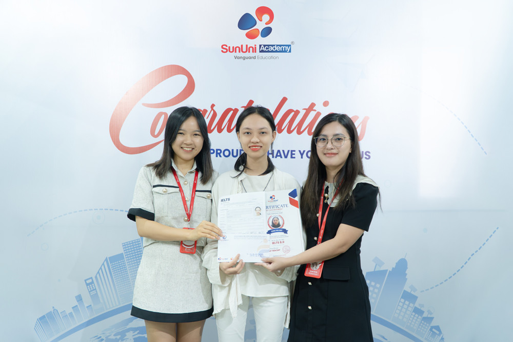 Hà My cùng cô giáo chủ nhiệm và chuyên viên tư vấn giáo dục của SunUni Academy.