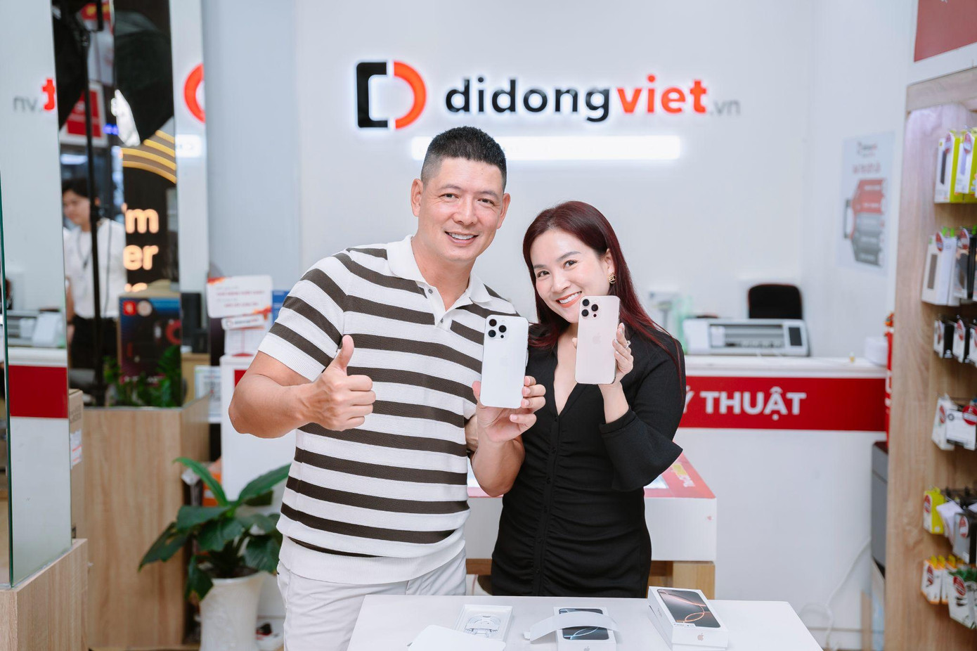 Bình Minh chọn iPhone 16 Pro Max titan trắng còn Anh Thơ chọn bản màu titan sa mạc tại Di Động Việt.