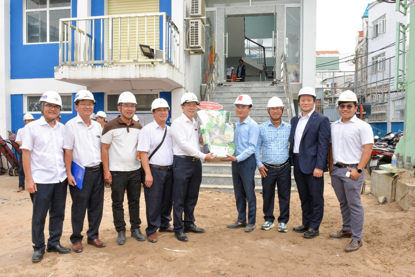 Tổng giám đốc EVNHCMC Nguyễn Văn Thanh (thứ 5 từ trái qua) thăm, tặng quà động viên đội ngũ kỹ sư, công nhân của đơn vị thi công tại TBA 110/24kV Hỏa Xa.