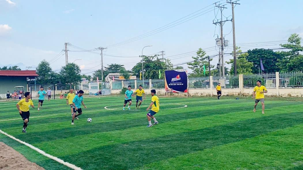 Sân bóng mới đã thắp lại ngọn lửa đam mê của thanh niên xã Thạnh Lộc, Cần Thơ với bộ môn bóng đá Sân bóng mới đã thắp lại ngọn lửa đam mê của thanh niên xã Thạnh Lộc, Cần Thơ với bộ môn bóng đá