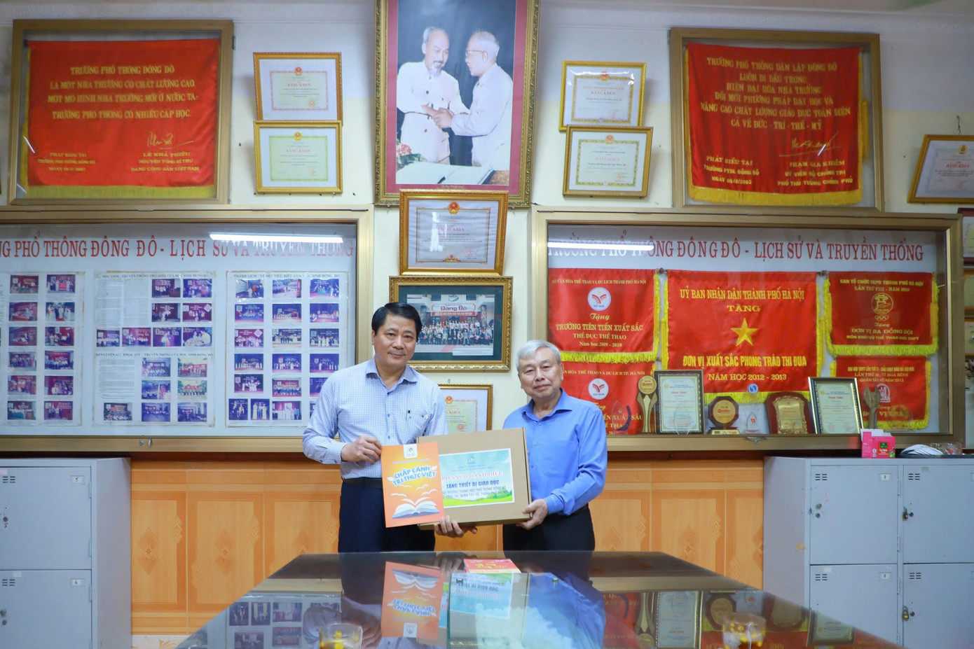 VEPIC cũng trao phần quà tương tự tới thầy Hiệu trưởng trường THPT Đông Đô (Hà Nội) – Nhà giáo, Tiến sĩ Võ Thế Quân