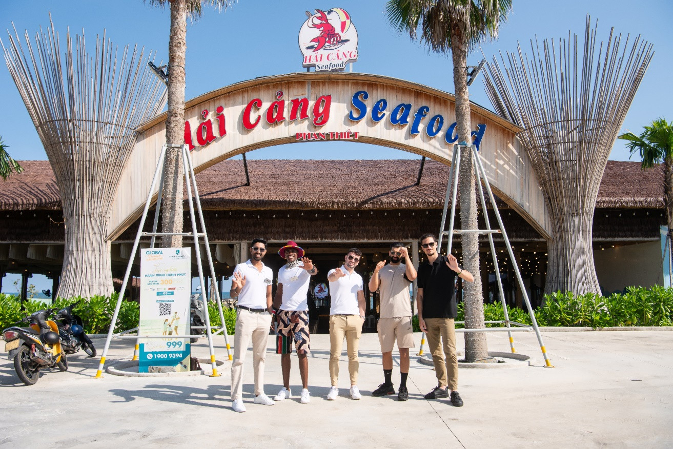 Dàn nam thần hào hứng khi sắp được thưởng thức hải sản tươi sống địa phương tại Hải Cảng Seafood Dàn nam thần hào hứng khi sắp được thưởng thức hải sản tươi sống địa phương tại Hải Cảng Seafood