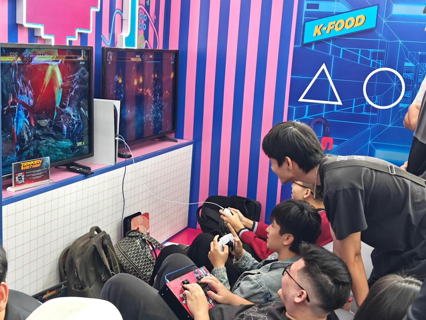 Các bạn trẻ hào hứng tham gia sự kiện giao lưu và đối kháng game gay cấn bằng máy PS5 hiện đại được trang bị ngay tại gian hàng của aT (Ảnh: aT)