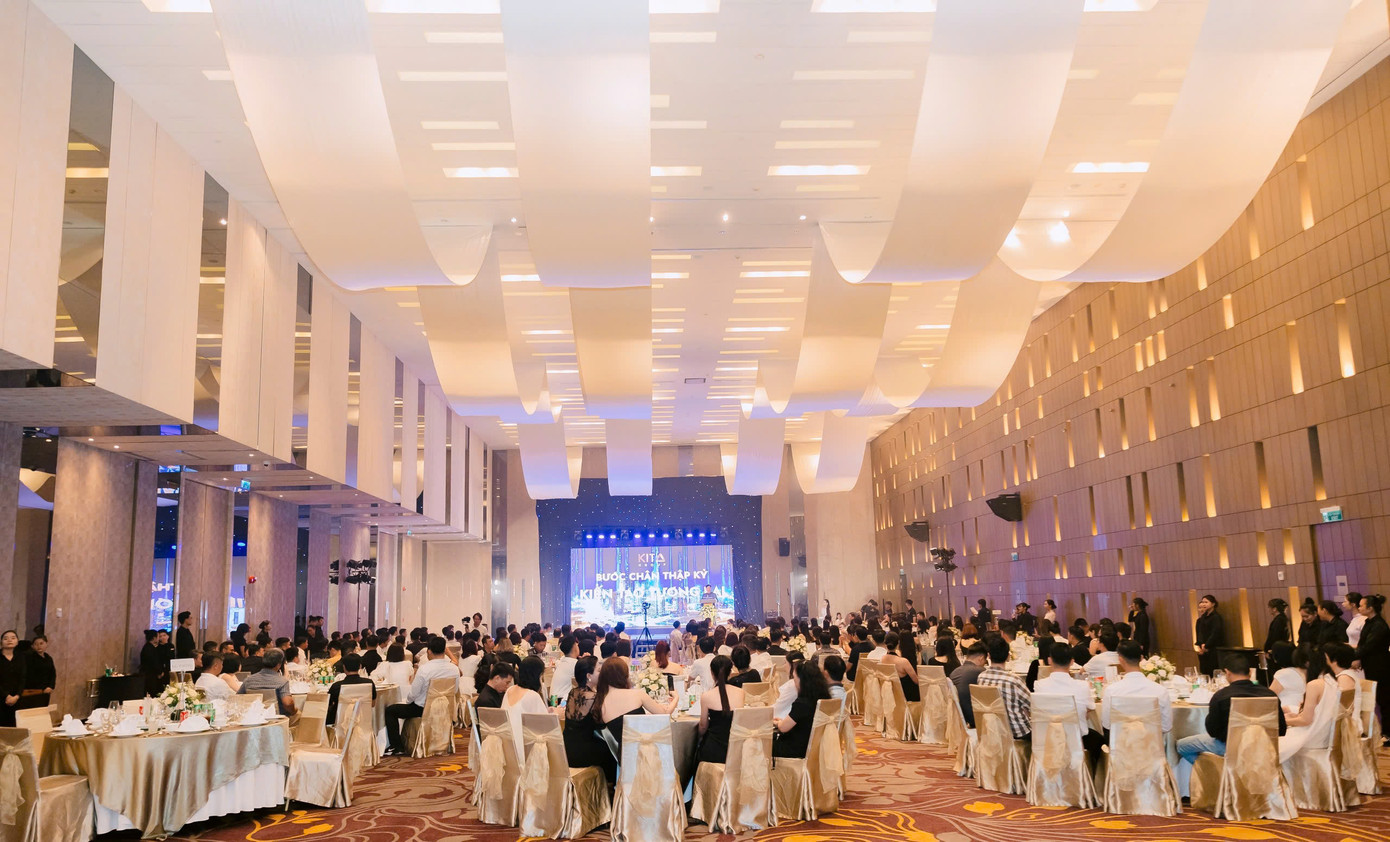 Đêm Gala kỷ niệm 10 năm thành lập và công bố nhận diện thương hiệu mới của KITA Group đã được tổ chức trang trọng tại Nha Trang – Khánh Hòa với sự tham gia của hơn 200 CBNV Tập đoàn cùng toàn thể Ban lãnh đạo. Đêm Gala kỷ niệm 10 năm thành lập và công bố nhận diện thương hiệu mới của KITA Group đã được tổ chức trang trọng tại Nha Trang – Khánh Hòa với sự tham gia của hơn 200 CBNV Tập đoàn cùng toàn thể Ban lãnh đạo.
