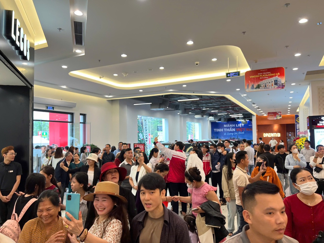 Đông đảo khách hàng háo hức đến Vincom Plaza Đông Hà vui chơi, giải trí Đông đảo khách hàng háo hức đến Vincom Plaza Đông Hà vui chơi, giải trí