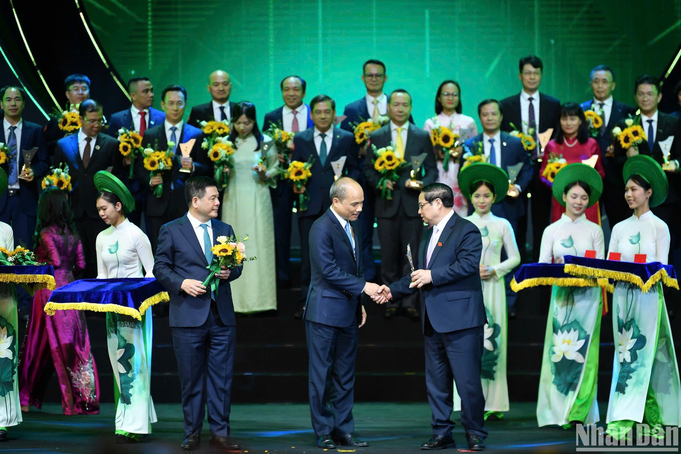 Thủ tướng Phạm Minh Chính và Bộ trưởng Nguyễn Hồng Diên trao biểu trưng vinh danh Tập đoàn Bảo Việt đạt Thương hiệu quốc gia Việt Nam năm 2024. (Ảnh: Thành Đạt)