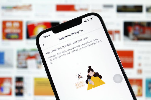 Các ứng dụng khuyến cáo người dùng định danh điện tử và cập nhật sinh trắc học để bảo vệ tài khoản. Ảnh: Minh Khánh. Các ứng dụng khuyến cáo người dùng định danh điện tử và cập nhật sinh trắc học để bảo vệ tài khoản. Ảnh: Minh Khánh.