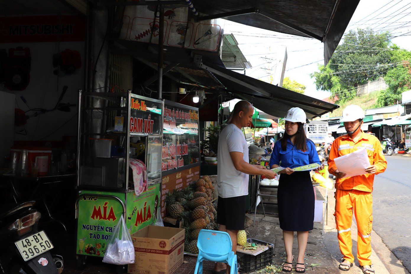 Người dân được nhân viên PC Đắk Nông hướng dẫn cách tiết kiệm điện