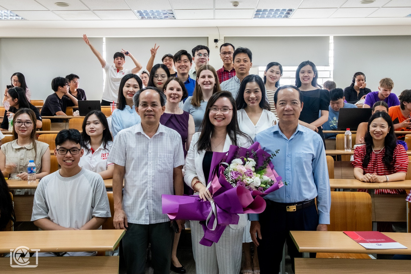 Sinh viên học cùng chuyên gia trong lĩnh vực Digital marketing