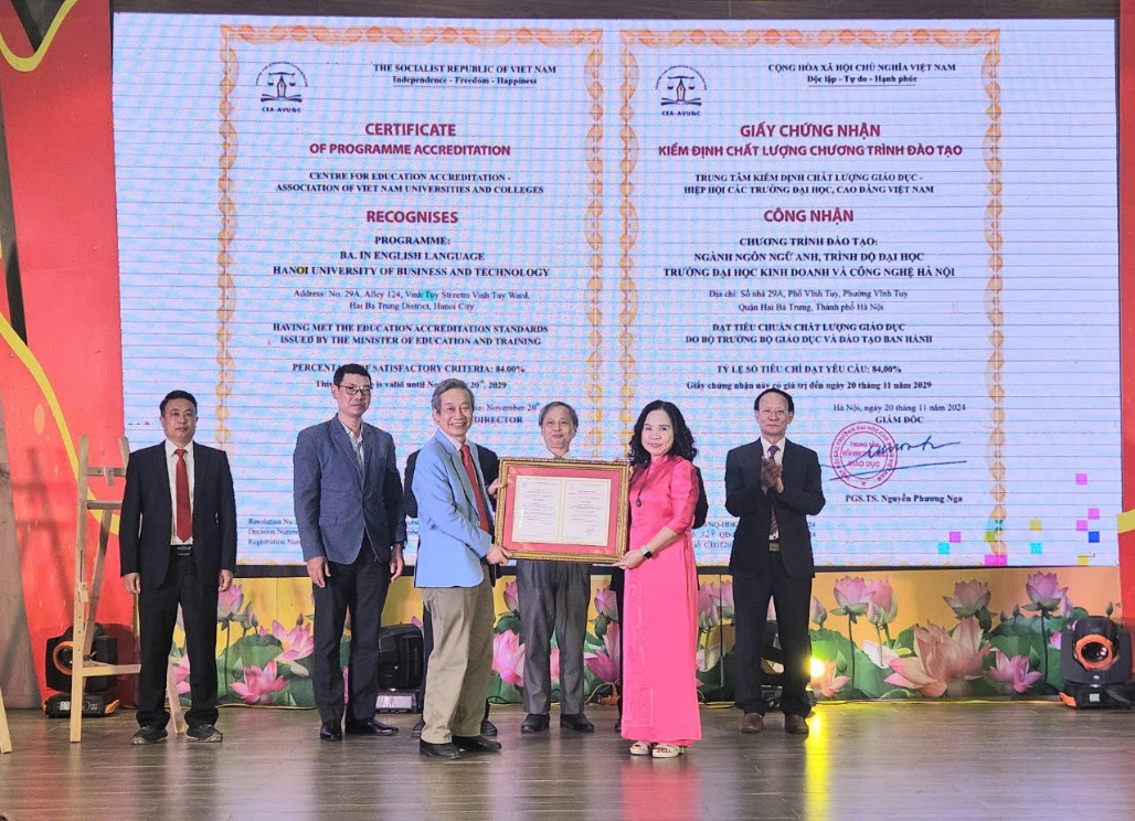 PGS. TS Nguyễn Phương Nga, Giám đốc Trung tâm Kiểm định chất lượng giáo dục trao Giấy chứng nhận đạt tiêu chuẩn chất lượng chương trình đào tạo cho đại diện các khoa PGS. TS Nguyễn Phương Nga, Giám đốc Trung tâm Kiểm định chất lượng giáo dục trao Giấy chứng nhận đạt tiêu chuẩn chất lượng chương trình đào tạo cho đại diện các khoa