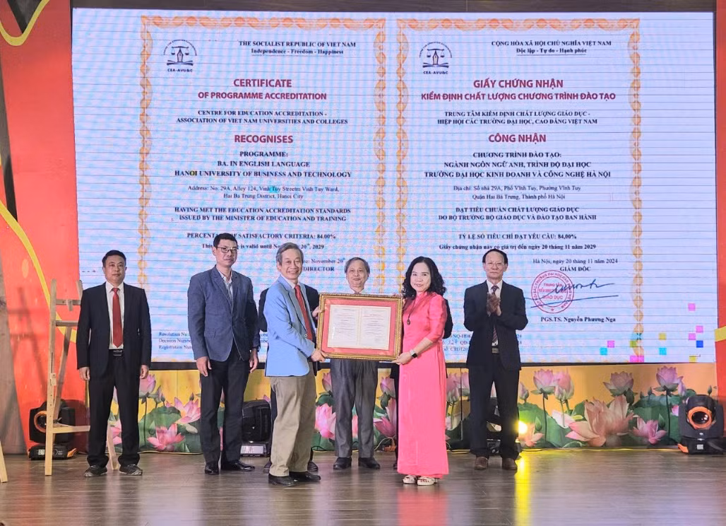 PGS. TS Nguyễn Phương Nga, Giám đốc Trung tâm Kiểm định chất lượng giáo dục trao Giấy chứng nhận đạt tiêu chuẩn chất lượng chương trình đào tạo cho đại diện các khoa