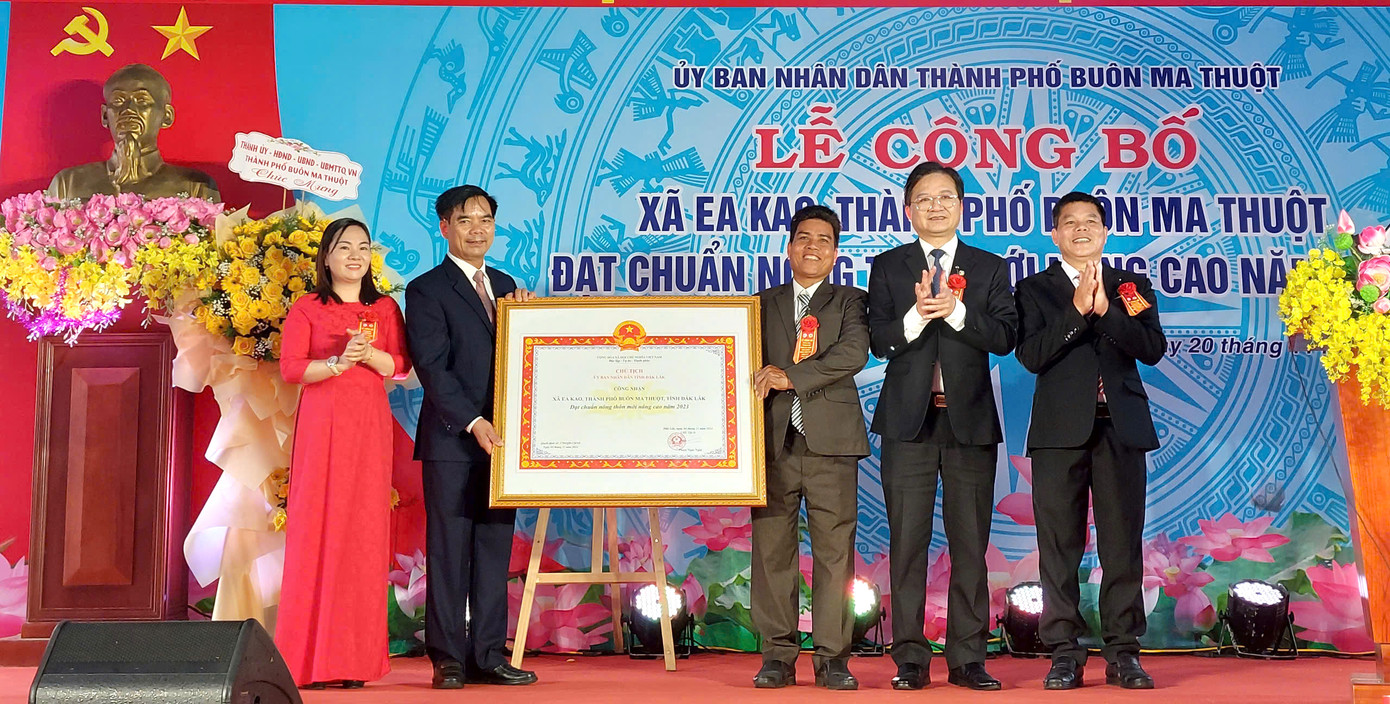 Ông Nguyễn Hoài Dương - Giám đốc Sở Nông nghiệp và Phát triển nông thôn tỉnh Đắk Lắk trao Bằng công nhận đạt chuẩn nông thôn mới nâng cao cho xã Ea Kao