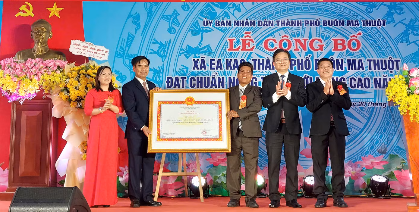 Ông Nguyễn Hoài Dương - Giám đốc Sở Nông nghiệp và Phát triển nông thôn tỉnh Đắk Lắk trao Bằng công nhận đạt chuẩn nông thôn mới nâng cao cho xã Ea Kao Ông Nguyễn Hoài Dương - Giám đốc Sở Nông nghiệp và Phát triển nông thôn tỉnh Đắk Lắk trao Bằng công nhận đạt chuẩn nông thôn mới nâng cao cho xã Ea Kao