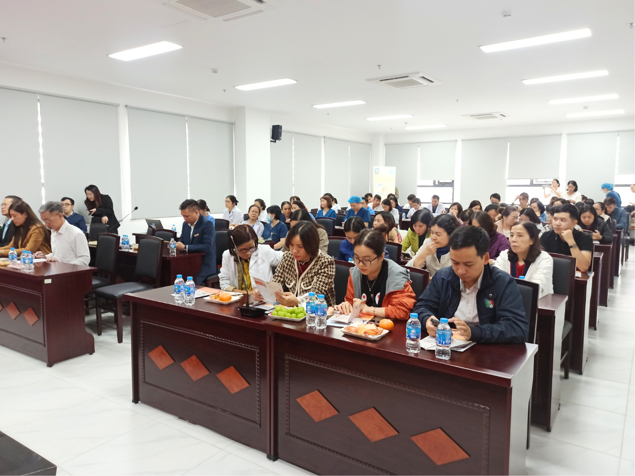 Hội thảo có sự tham gia của nhiều chuyên gia y tế từ Bệnh viện Tim Hà Nội, Trung tâm Y Tế Quận Tây Hồ