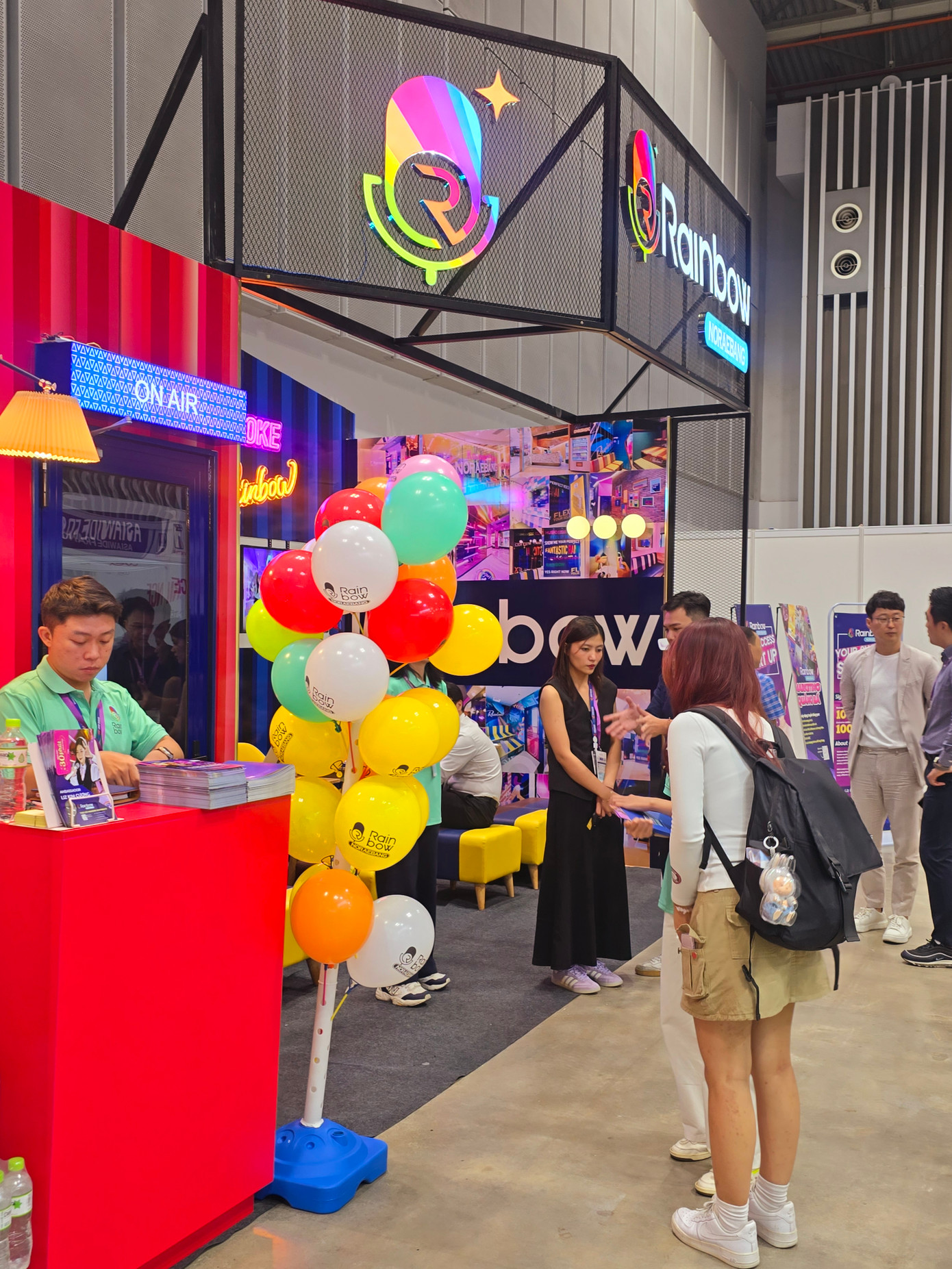 Tham gia triển lãm VIETRF2024, chuỗi phòng hát tự động Rainbow Noraebang gây ấn tượng với tone màu chuẩn Hàn Quốc, phù hợp thị hiếu giới trẻ.