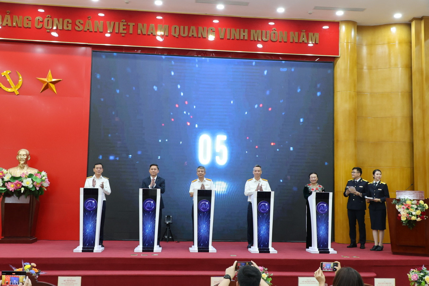 Các đại biểu thực hiện nghi lễ bấm nút ra mắt ứng dụng “Trợ lý ảo hỗ trợ người nộp thuế”. Các đại biểu thực hiện nghi lễ bấm nút ra mắt ứng dụng “Trợ lý ảo hỗ trợ người nộp thuế”.