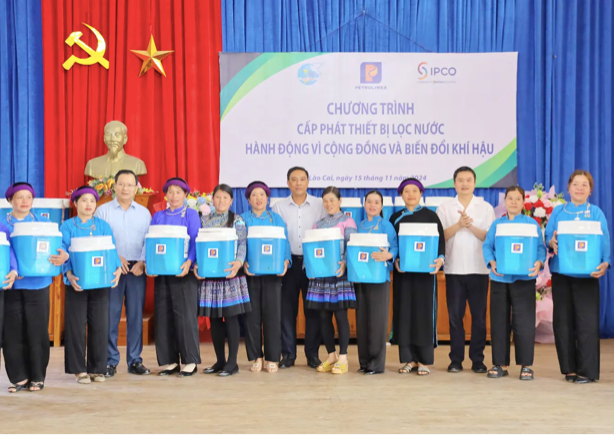 Ông Hoàng Giang - Phó Bí thư Tỉnh ủy Lào Cai, ông Hoàng Quốc Khánh - Ủy viên Ban Thường vụ Tỉnh ủy Lào Cai, Phó Chủ tịch thường trực UBND tỉnh Lào Cai và Bí thư Đảng ủy, Chủ tịch HĐQT Petrolimex Phạm Văn Thanh trao tặng thiết bị lọc nước tại chương trình