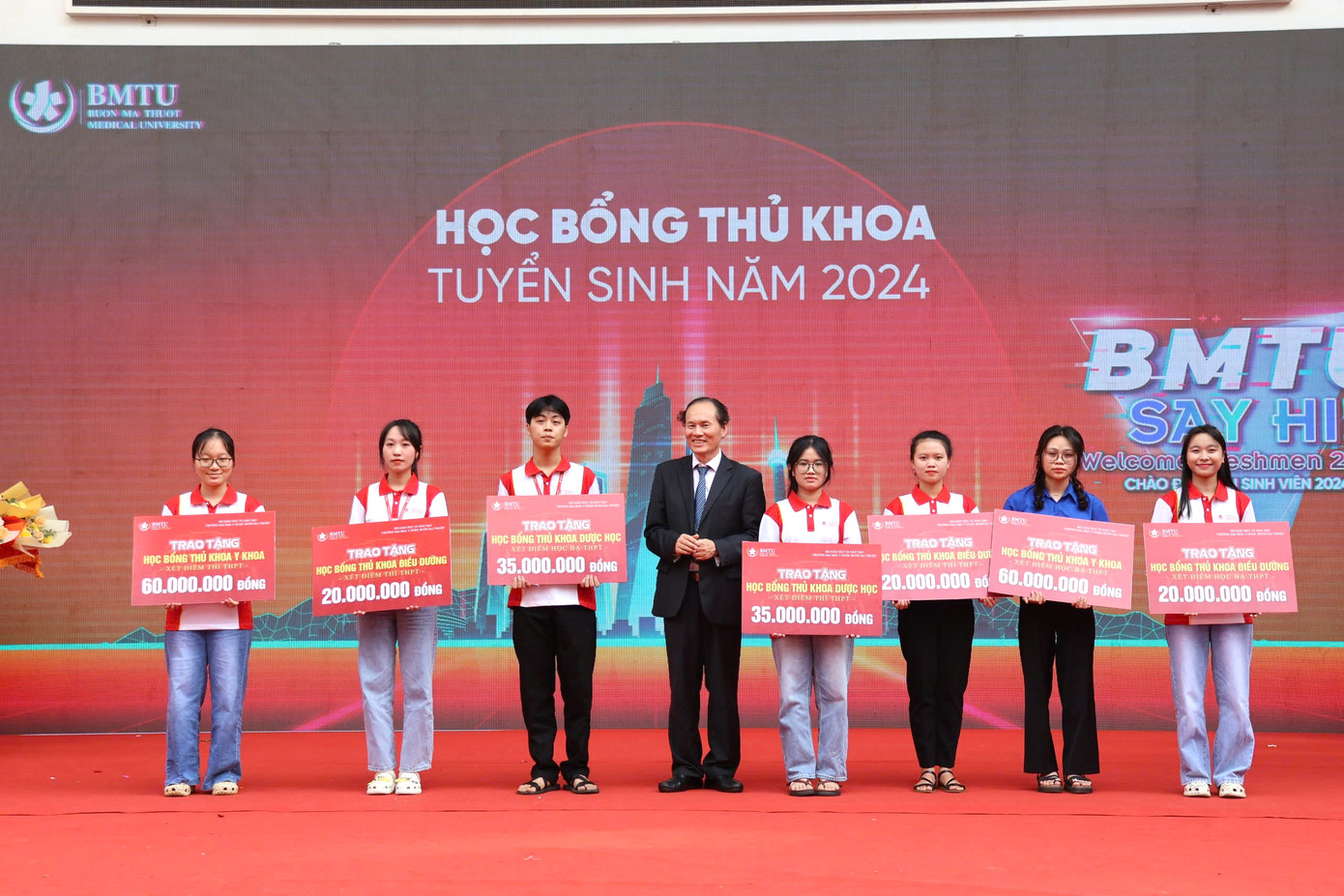 GS.TS. Cao Tiến Đức - Hiệu trưởng Nhà trường trao học bổng thủ khoa tuyển sinh năm 2024 GS.TS. Cao Tiến Đức - Hiệu trưởng Nhà trường trao học bổng thủ khoa tuyển sinh năm 2024