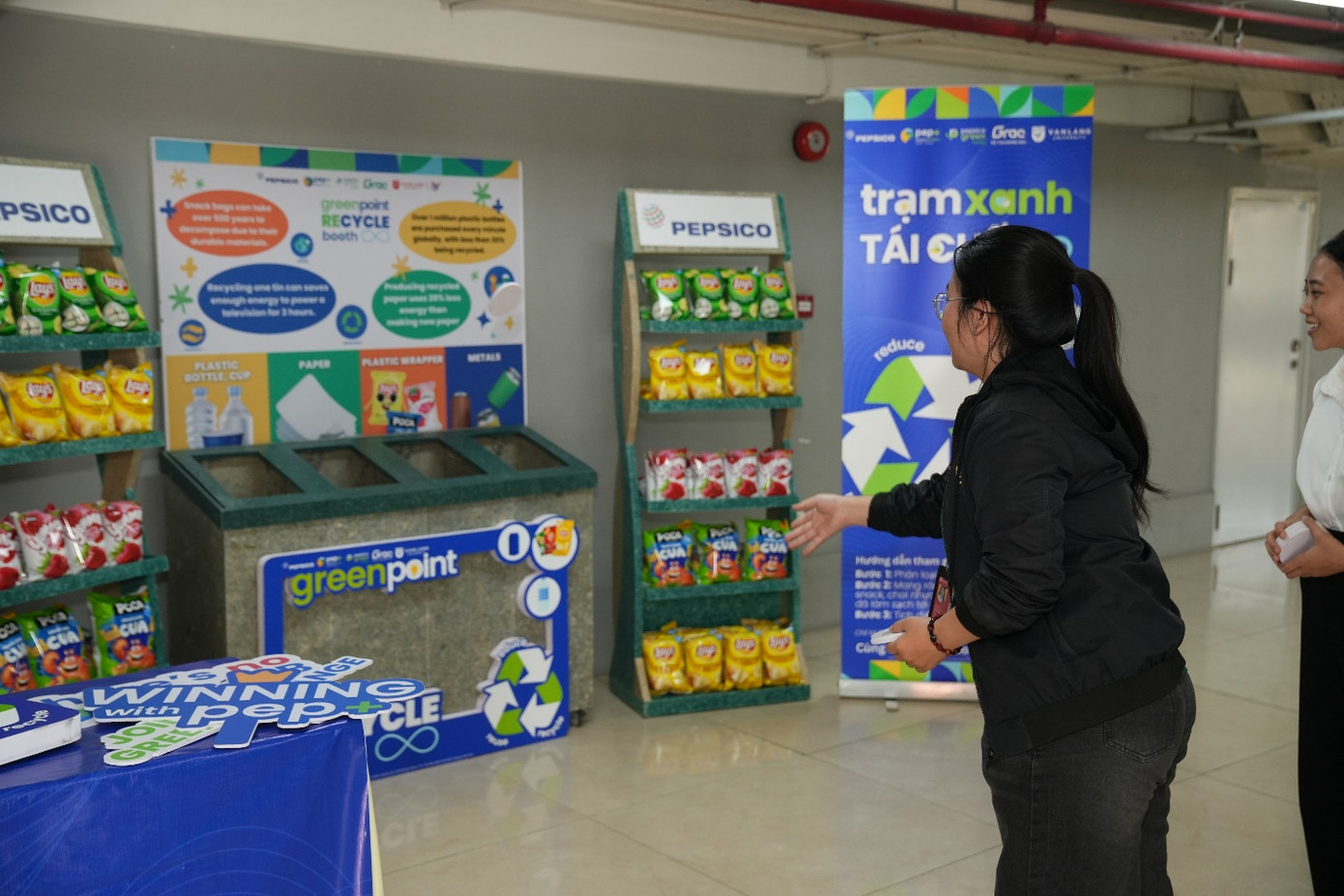 Sinh viên Đại học Văn Lang tham gia các hoạt động đổi quà tại sự kiện Sinh viên Đại học Văn Lang tham gia các hoạt động đổi quà tại sự kiện