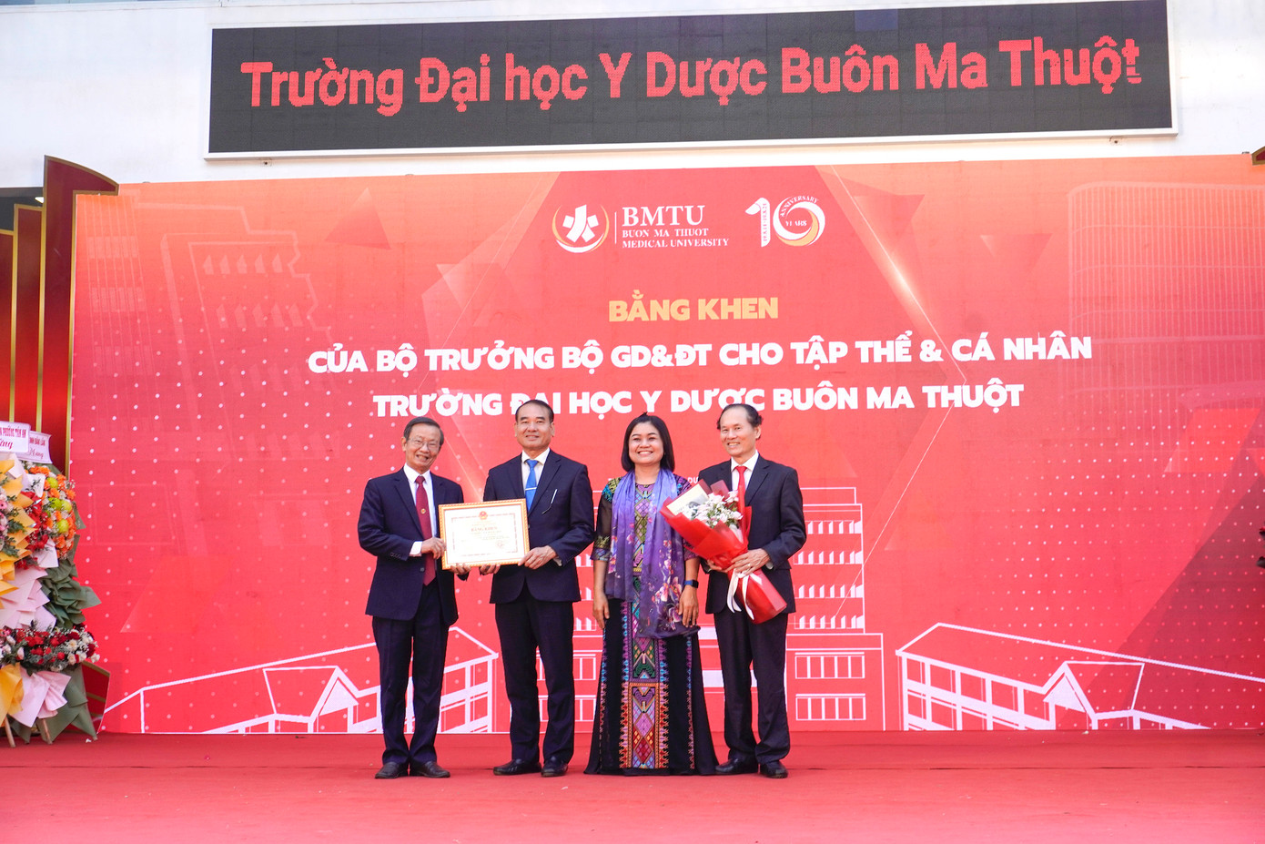 Trường Đại học Y Dược Buôn Ma Thuột vinh dự nhận bằng khen của Bộ Giáo dục và Đào tạo Trường Đại học Y Dược Buôn Ma Thuột vinh dự nhận bằng khen của Bộ Giáo dục và Đào tạo