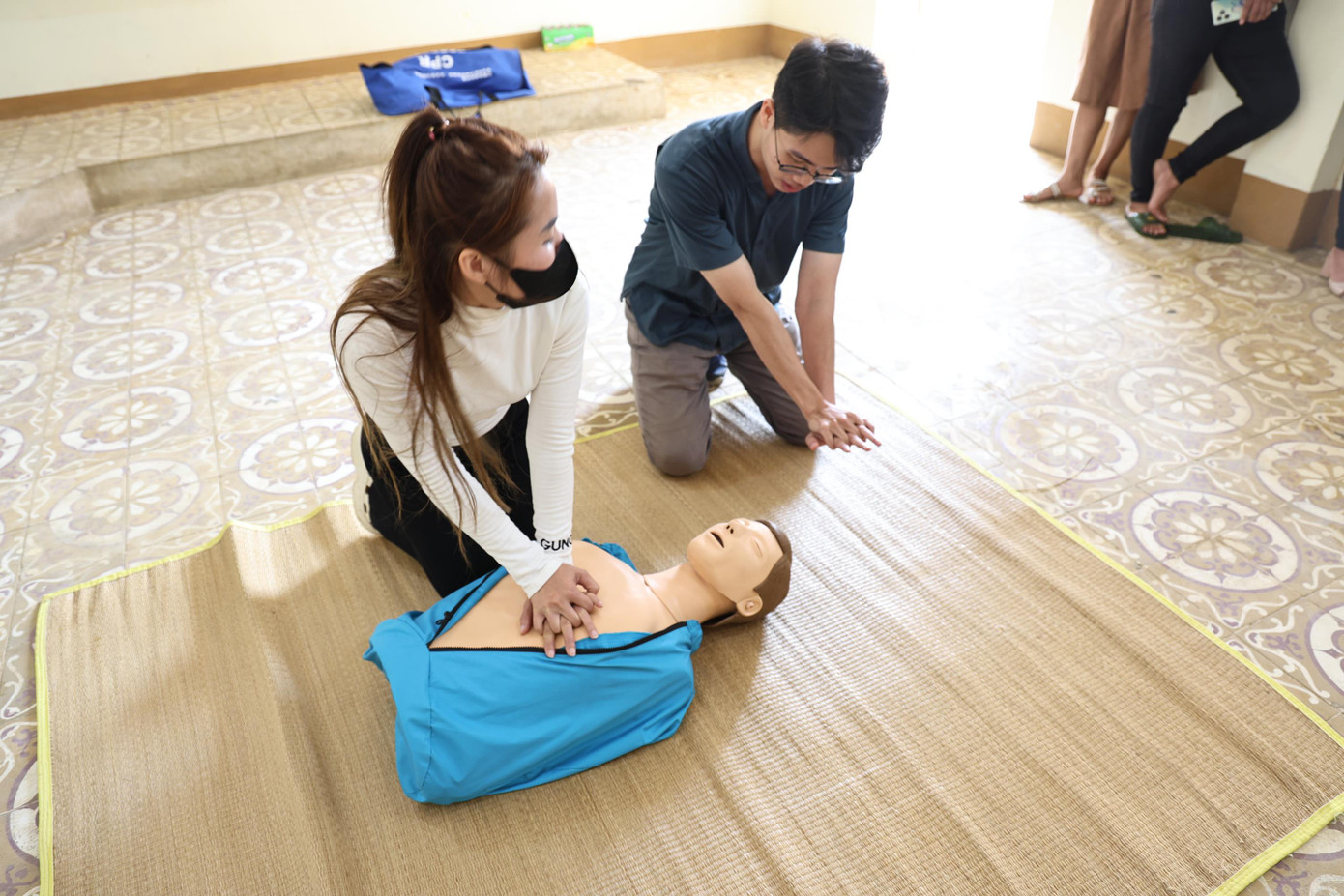 Học viên được hướng dẫn thực hành kĩ thuật hô hấp nhân tạo