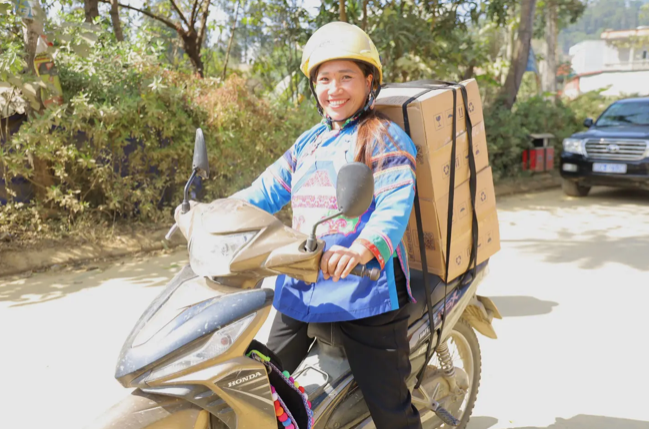 Niềm vui của người dân khi được nhận thiết bị lọc nước