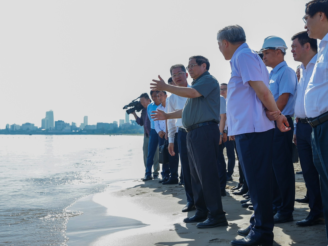 Khảo sát khu vực dự kiến lấn biển, Thủ tướng Phạm Minh Chính đồng ý về chủ trương cần lấn biển để tạo quỹ đất mới, mở rộng không gian phát triển - Ảnh: VGP/Nhật Bắc Khảo sát khu vực dự kiến lấn biển, Thủ tướng Phạm Minh Chính đồng ý về chủ trương cần lấn biển để tạo quỹ đất mới, mở rộng không gian phát triển - Ảnh: VGP/Nhật Bắc