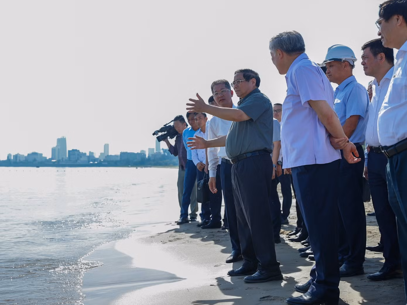 Khảo sát khu vực dự kiến lấn biển, Thủ tướng Phạm Minh Chính đồng ý về chủ trương cần lấn biển để tạo quỹ đất mới, mở rộng không gian phát triển - Ảnh: VGP/Nhật Bắc
