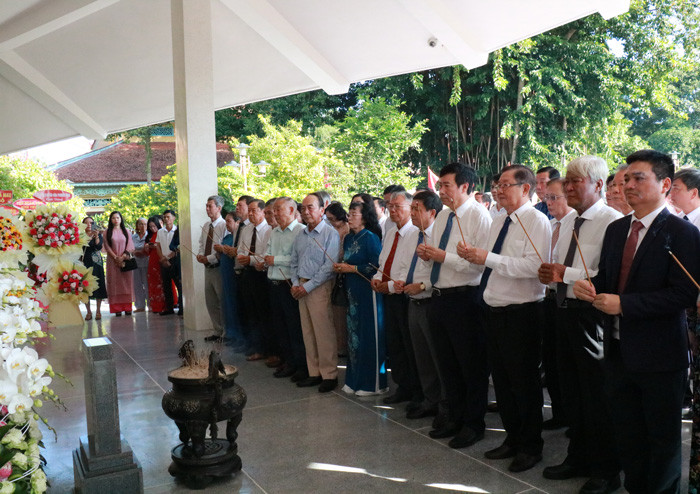 Lãnh đạo tỉnh cùng người dân dâng hương thể hiện lòng thành kính, biết ơn tại mộ phần cụ Phó bảng Nguyễn Sinh Sắc Lãnh đạo tỉnh cùng người dân dâng hương thể hiện lòng thành kính, biết ơn tại mộ phần cụ Phó bảng Nguyễn Sinh Sắc