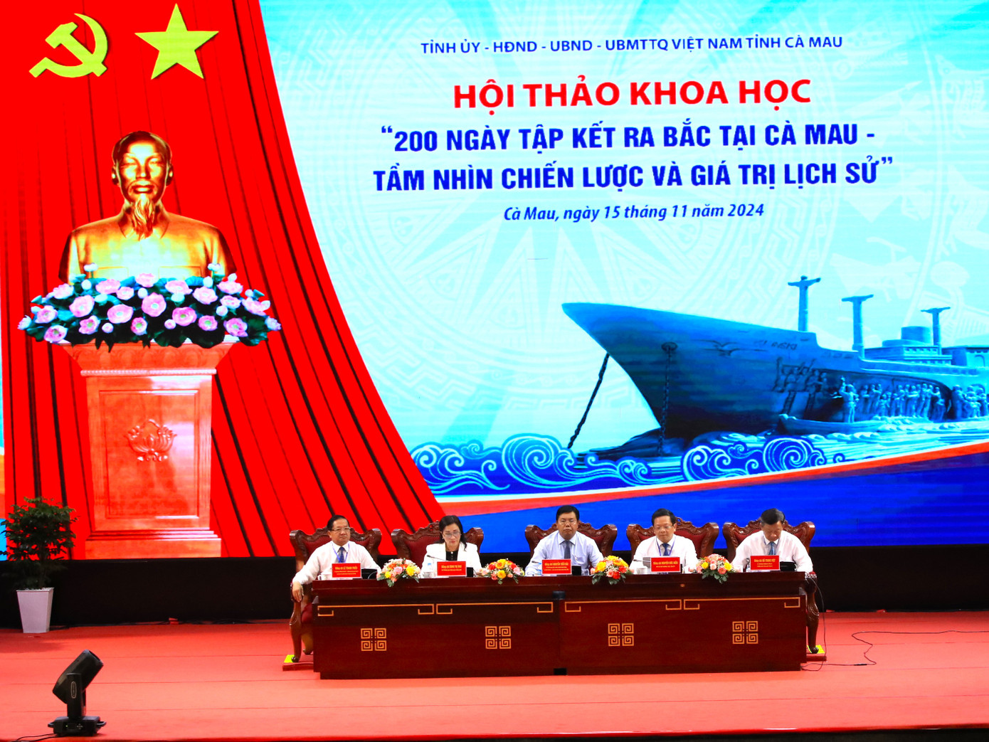 Chủ trì Hội thảo khoa học.
