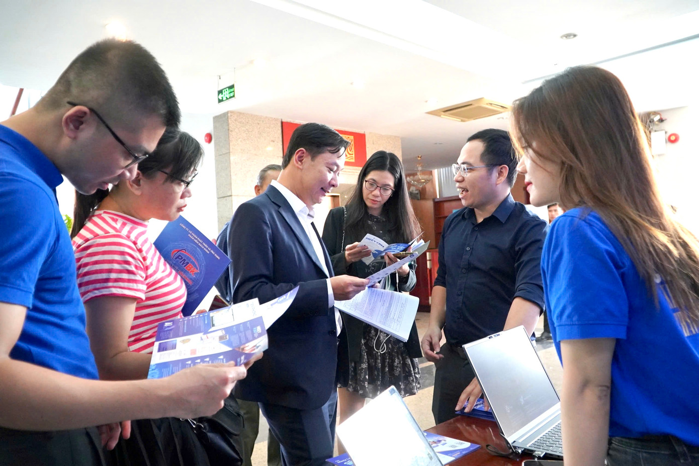 Khách tham quan gian hàng và nghe giới thiệu sản phẩm của Meey Group Khách tham quan gian hàng và nghe giới thiệu sản phẩm của Meey Group