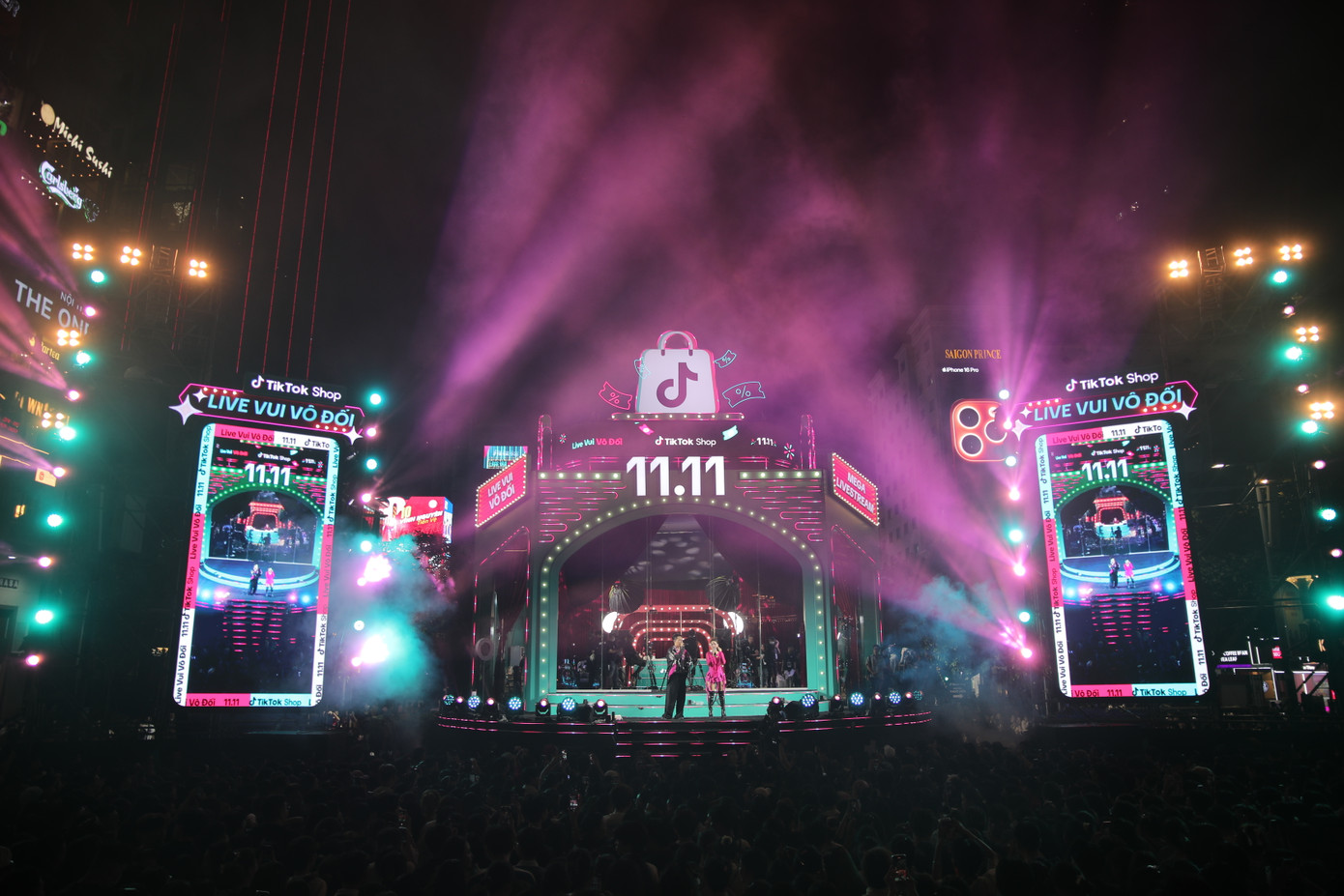 Sự kiện "LIVE vui vô đối" từ TikTok Shop "bùng nổ" Phố đi bộ Nguyễn Huệ