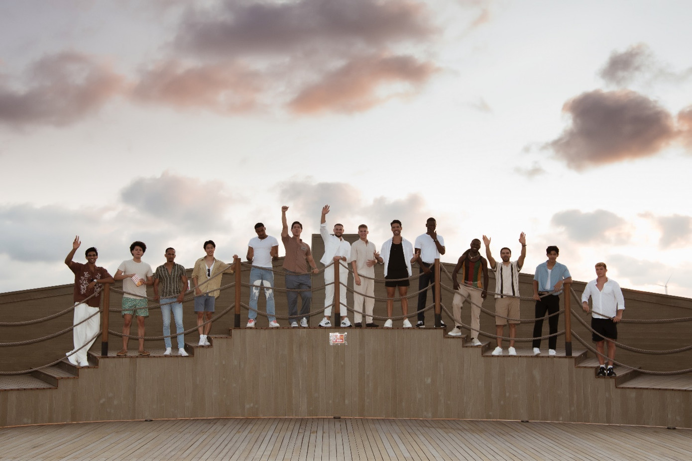 Dàn Nam Vương vô cùng thích thú khi check in Đồi kỳ quan Wonder Hill, ngắm trọn vẻ đẹp của NovaWorld Phan Thiet ở độ cao 71m trong ánh hoàng hôn rực rỡ. Dàn Nam Vương vô cùng thích thú khi check in Đồi kỳ quan Wonder Hill, ngắm trọn vẻ đẹp của NovaWorld Phan Thiet ở độ cao 71m trong ánh hoàng hôn rực rỡ.