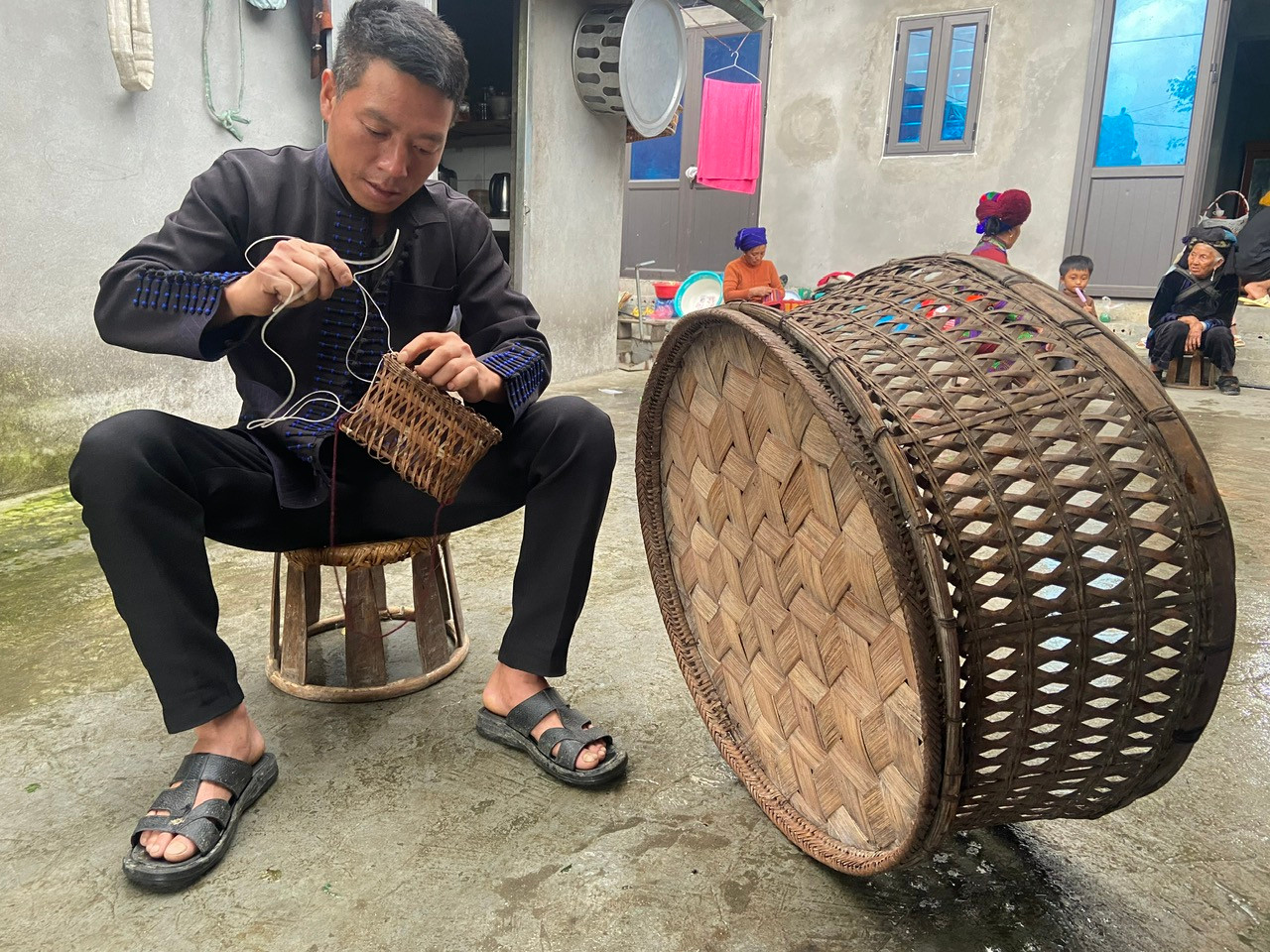 Đồng bào Hà Nhì đen còn lưu giữ nghề đan lát truyền thống.