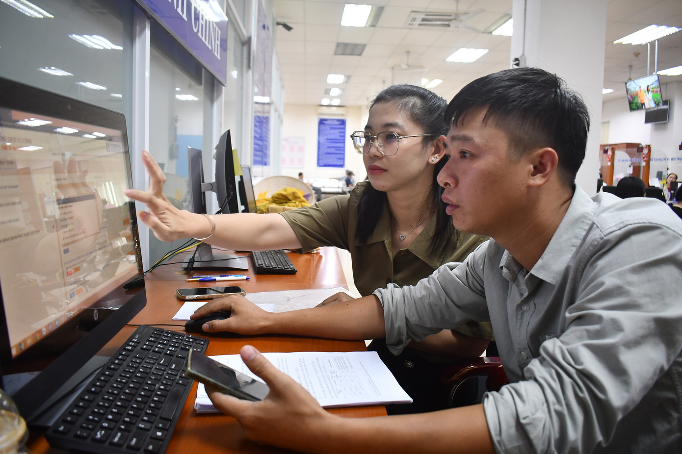 Người dân được hướng dẫn thực hiện thủ tục trực tuyến tại Trung tâm Phục vụ Hành chính công tỉnh Bà Rịa – Vũng Tàu Người dân được hướng dẫn thực hiện thủ tục trực tuyến tại Trung tâm Phục vụ Hành chính công tỉnh Bà Rịa – Vũng Tàu