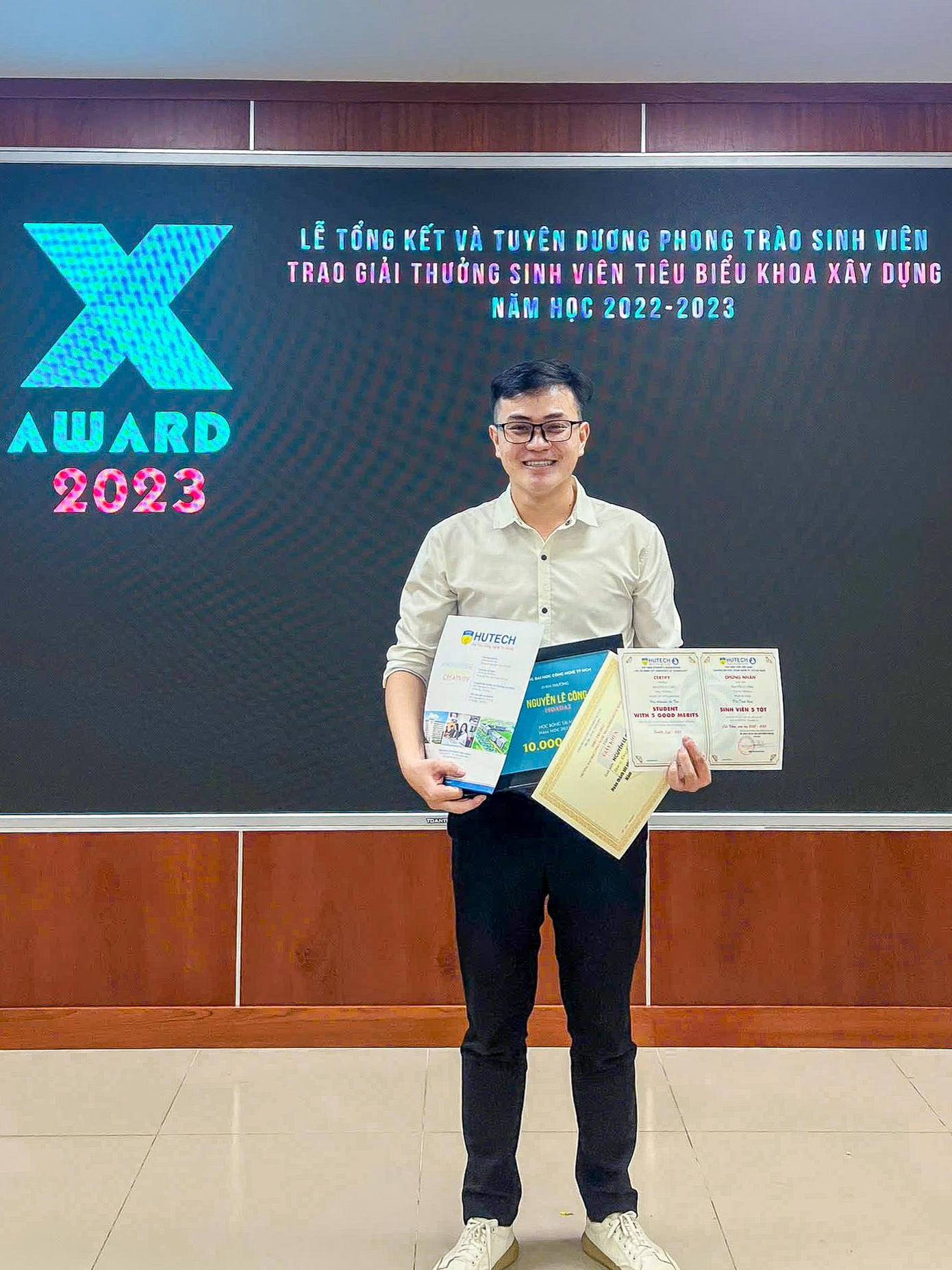 Sinh viên Nguyễn Lê Công - ngành Kỹ thuật xây dựng HUTECH giành giải Nhì giải thưởng Loa Thành 2024 Sinh viên Nguyễn Lê Công - ngành Kỹ thuật xây dựng HUTECH giành giải Nhì giải thưởng Loa Thành 2024