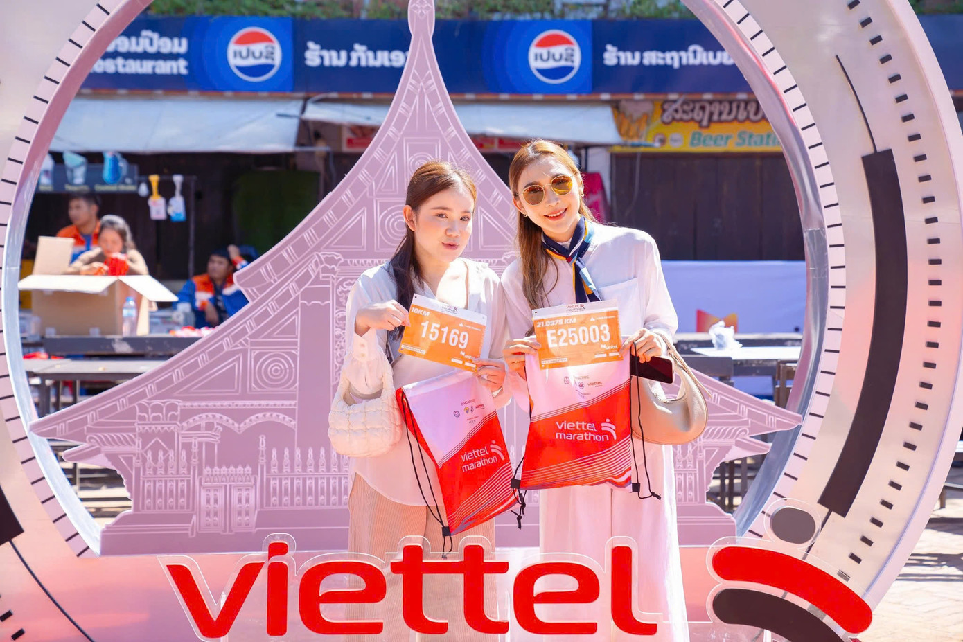 Ứng dụng LaoApp do Unitel phát triển đã giúp cho các vận động viên hoàn tất thủ tục từ nhận BIB (số báo danh) và racekit (vật phẩm thi đấu) chỉ trong vài phút. Ứng dụng LaoApp do Unitel phát triển đã giúp cho các vận động viên hoàn tất thủ tục từ nhận BIB (số báo danh) và racekit (vật phẩm thi đấu) chỉ trong vài phút.