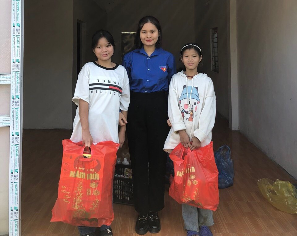 2 em Lường Thị Hường, Lường Thị Nhiên - xã Mường Khoa, huyện Tân Uyên được Tỉnh đoàn Lai Châu hỗ trợ xây nhà mới.
