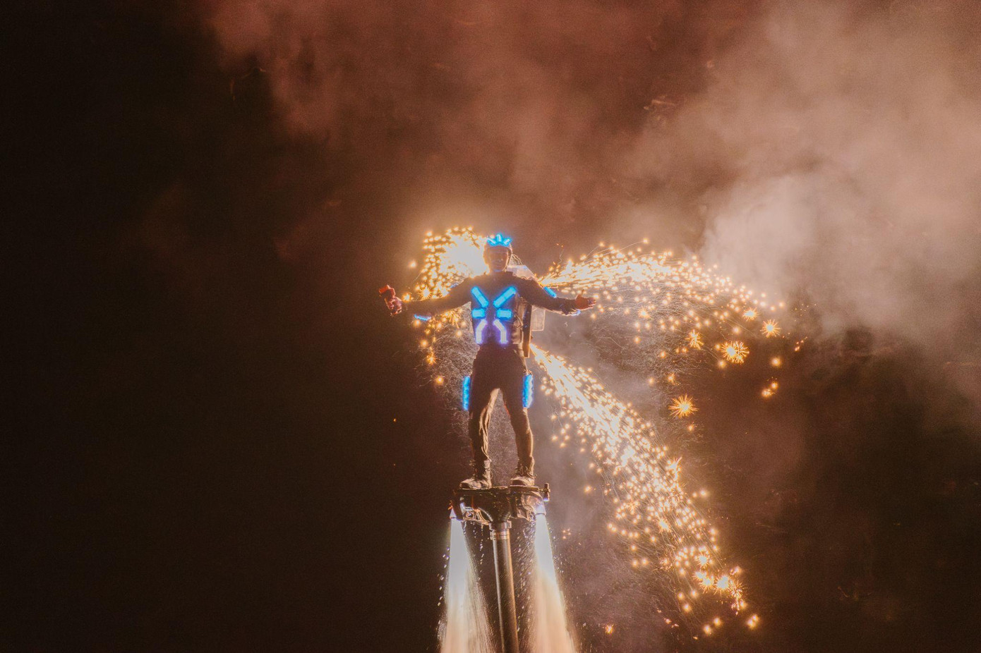 Những vận động viên Flyboard xuất hiện với trang phục đèn LED bắt mắt cùng đôi cánh pháo sáng, tựa như những “Iron Man” vút bay trên biển trời Phú Quốc, gây ấn tượng mạnh mẽ với khán giả.