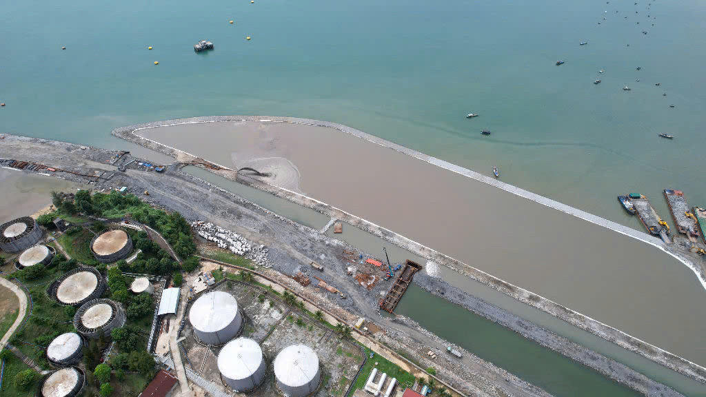 Tính đến tháng 9/2024, dự án Cảng Liên Chiểu tại Đà Nẵng đã hoàn thành khoảng 67% khối lượng thi công, tương đương với giá trị 1.770 tỷ đồng, dự kiến sẽ hoàn thành vào tháng 11/2025. Tính đến tháng 9/2024, dự án Cảng Liên Chiểu tại Đà Nẵng đã hoàn thành khoảng 67% khối lượng thi công, tương đương với giá trị 1.770 tỷ đồng, dự kiến sẽ hoàn thành vào tháng 11/2025.