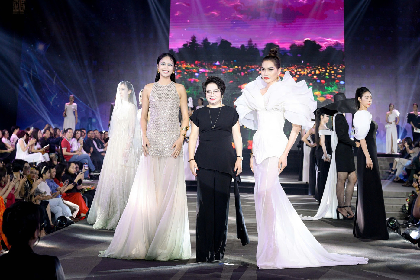 Nhà thiết kế, CEO của Pantio Mai Phượng Anh với các người mẫu tại Fashion Show "Cội Nguồn Tinh hoa Hội tụ"