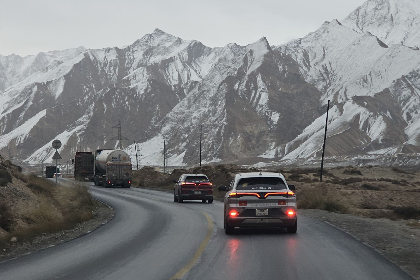 Người Trung Quốc cũng ấn tượng với những chiếc xe điện Việt chinh phục Tây Tạng.