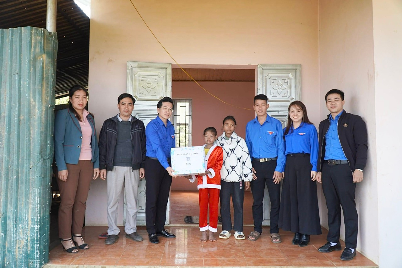 Bí thư Tỉnh Đoàn Lai Châu Nguyễn Tiến Thịnh trao quà cho trẻ em mồ côi tại huyện Nậm Nhùn.