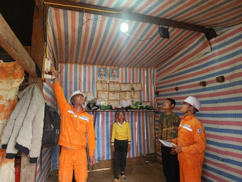 Cán bộ công nhân viên Điện lực Mường Tè – Công ty Điện lực Lai Châu hướng dẫn hộ dân sử dụng điện an toàn, tiết kiệm Cán bộ công nhân viên Điện lực Mường Tè – Công ty Điện lực Lai Châu hướng dẫn hộ dân sử dụng điện an toàn, tiết kiệm