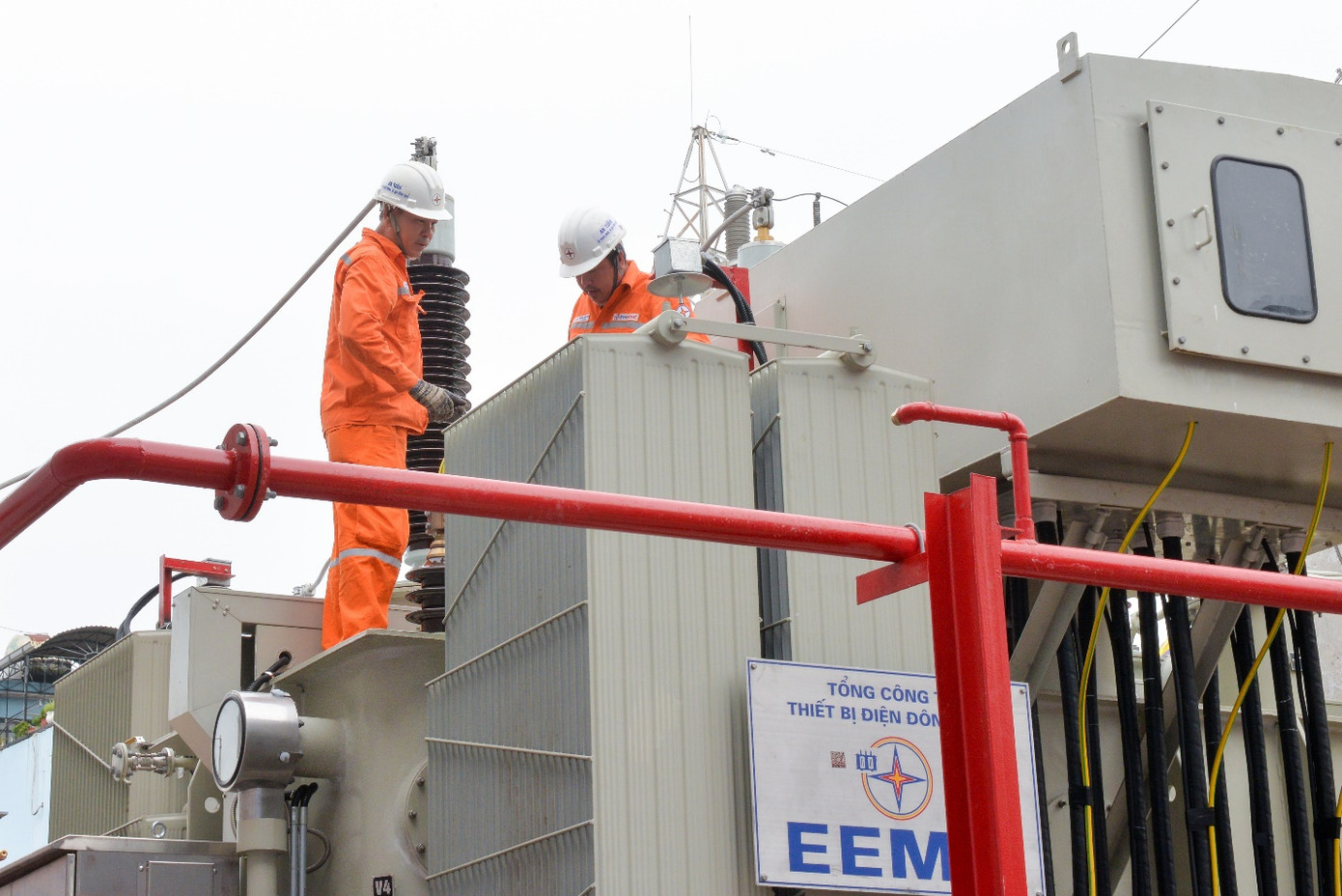 Công nhân Công ty Lưới điện Cao thế đang kiểm tra MBA trước khi đóng điện nghiệm thu đưa vào vận hành MBA T3 tại trạm 110/24kV Hỏa Xa, quận Phú Nhuận.