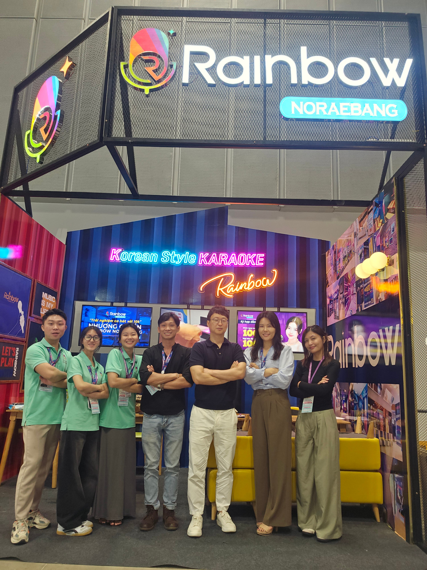 Đội ngũ nhân viên tại sự kiện luôn sẵn sàng hỗ trợ giải đáp thắc mắc cho khách hàng và người quan tâm đến thương hiệu.