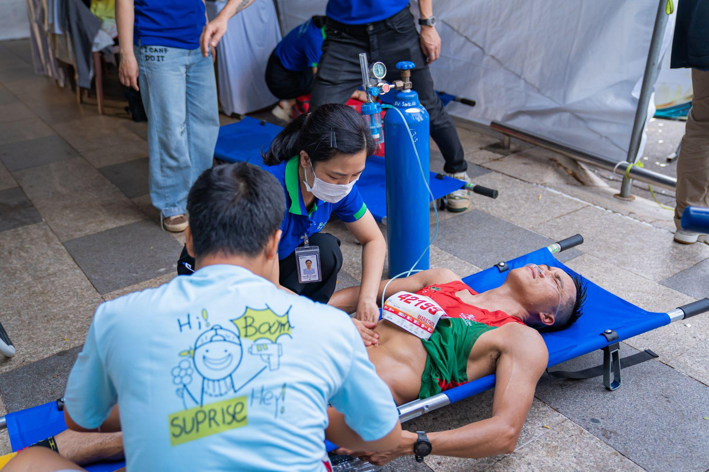 Một runner gặp vấn đề về sức khỏe trong quá trình chạy