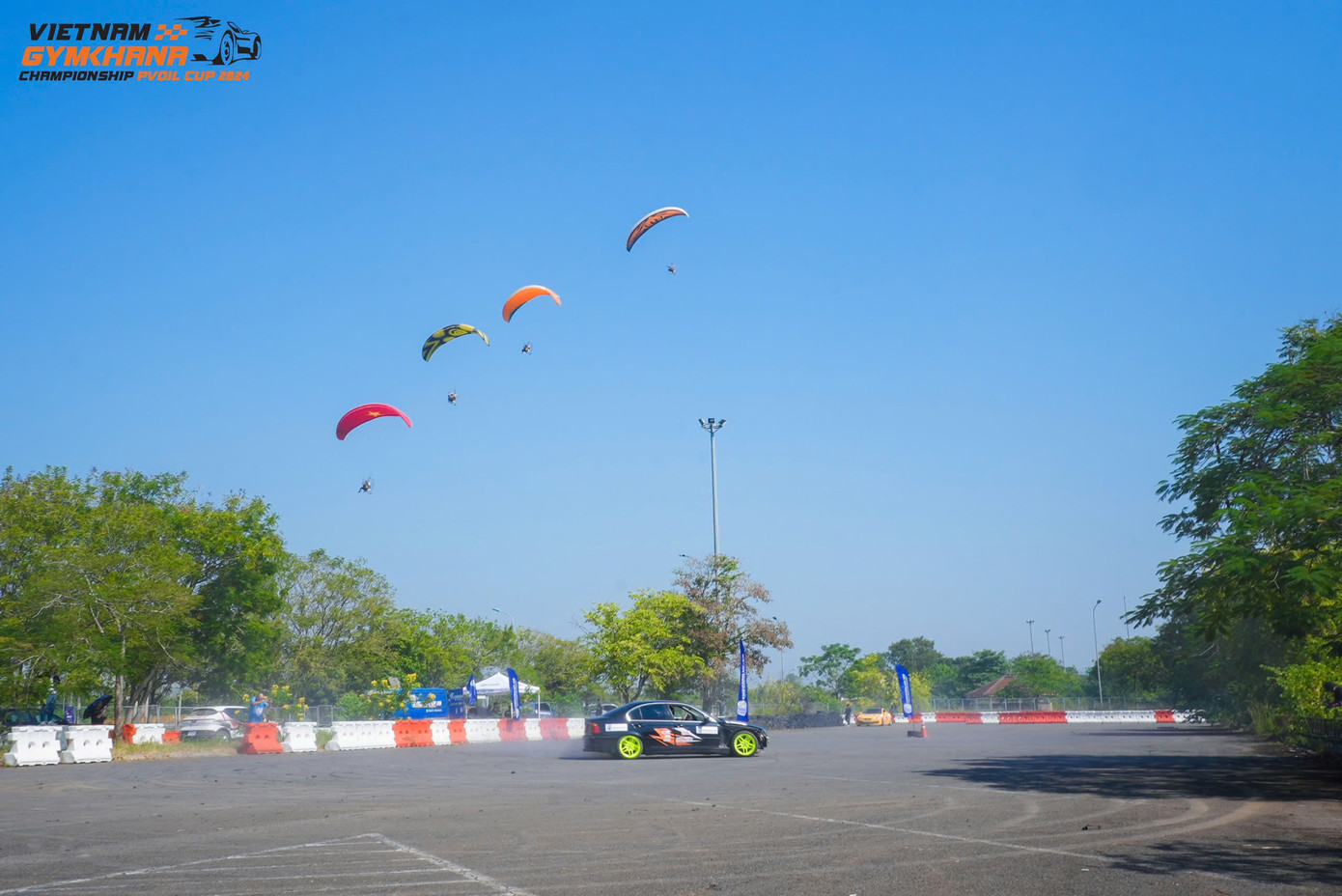 Màn trình diễn drift kết hợp động cơ vô cùng mãn nhãn tại Lễ Khai mạc Giải đua PVOIL VGC 2024.